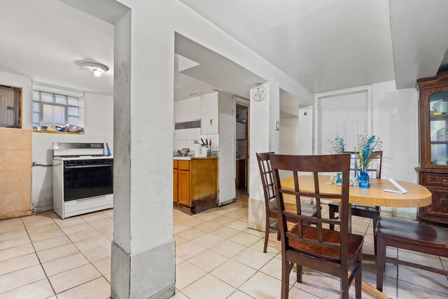 dining space featuring light tile patterned floors