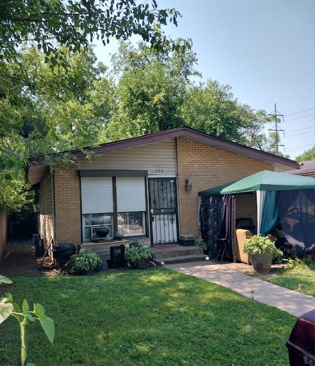 view of front of property with a front lawn