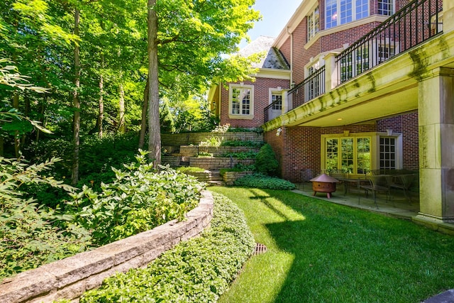 view of yard featuring a patio