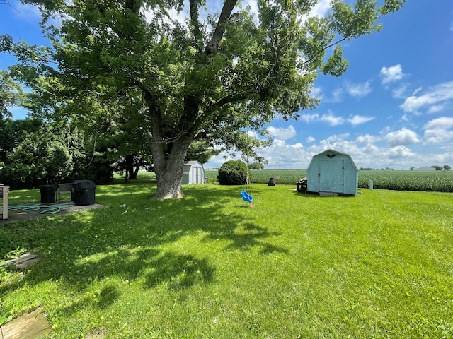 view of yard featuring a storage shed