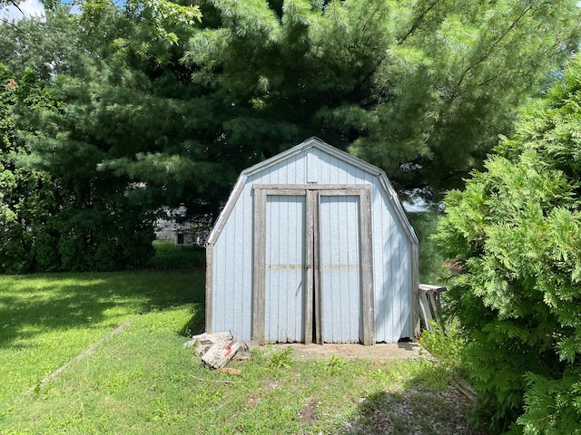 view of outbuilding with a yard