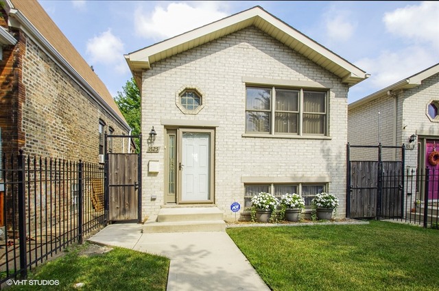 view of front of property featuring a front yard