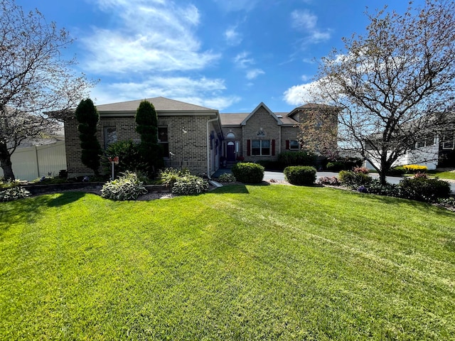 view of front of home featuring a front lawn