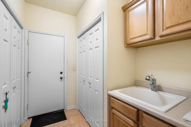 washroom featuring sink and light tile patterned floors