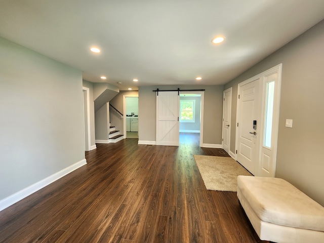 foyer featuring a barn door and wood-type flooring