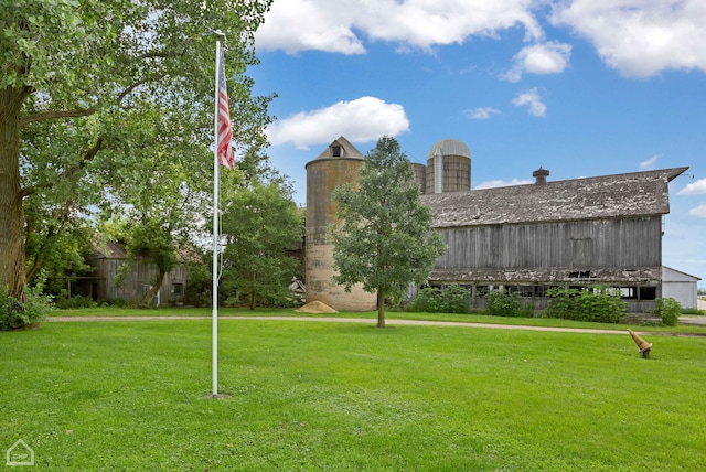 view of yard with a barn