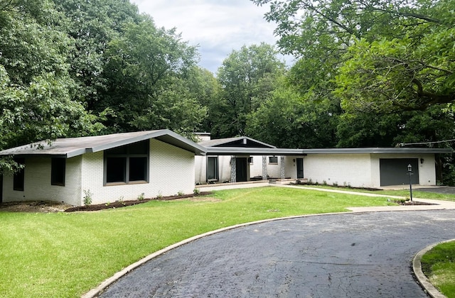 ranch-style home with a front yard