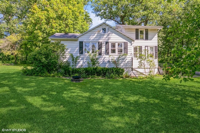 view of front facade with a front yard