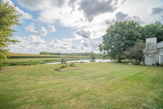 view of yard featuring a water view