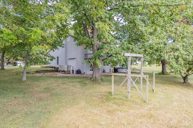 view of yard with a pergola