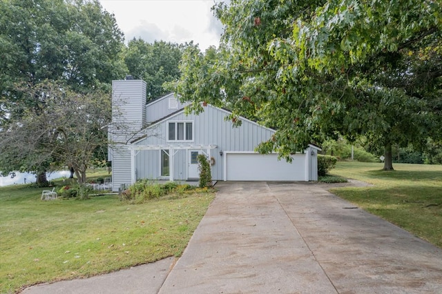 view of front facade featuring a garage and a front lawn