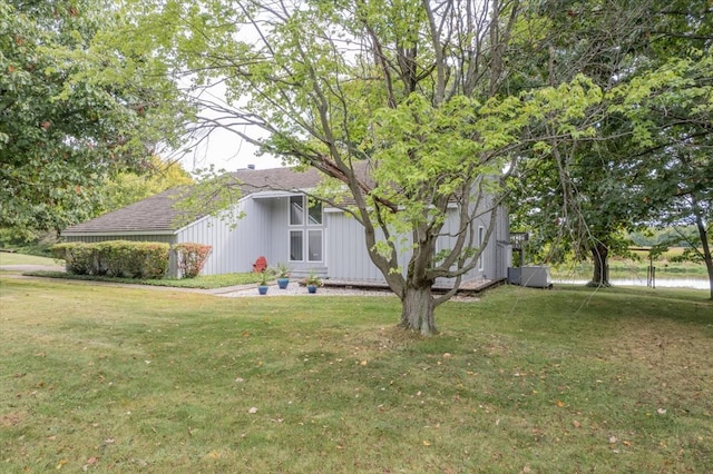 view of front of property featuring a front yard