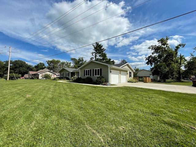 view of front facade featuring a garage and a front yard