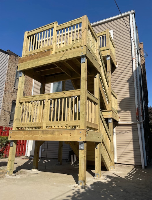 view of front facade featuring a deck