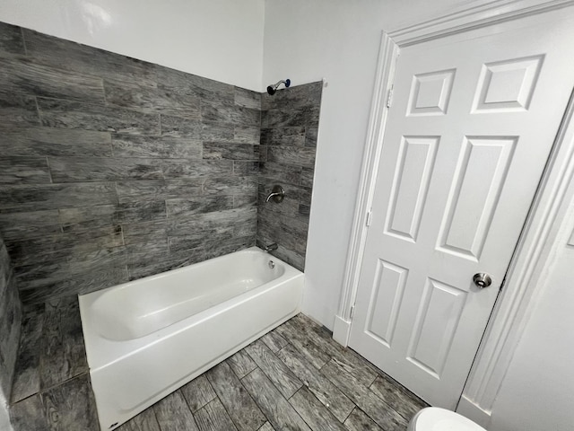 bathroom featuring tiled shower / bath