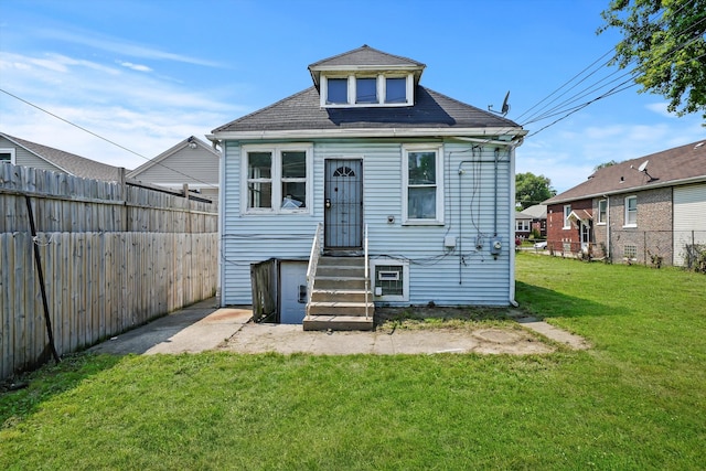 view of front of property with a front yard