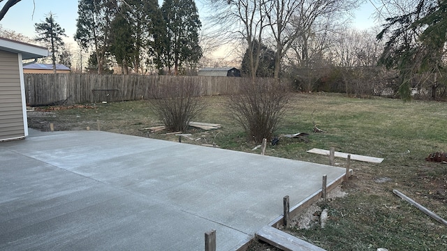 view of yard at dusk