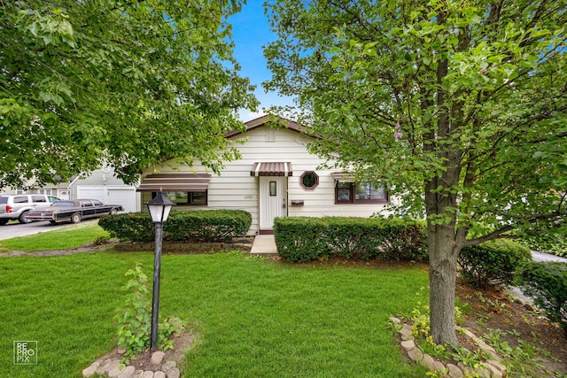 view of front facade with a front yard