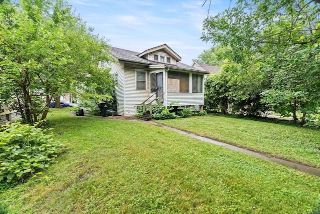 bungalow featuring a front lawn