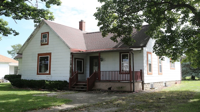 bungalow-style home featuring a front yard and covered porch