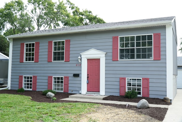 split foyer home featuring a front lawn