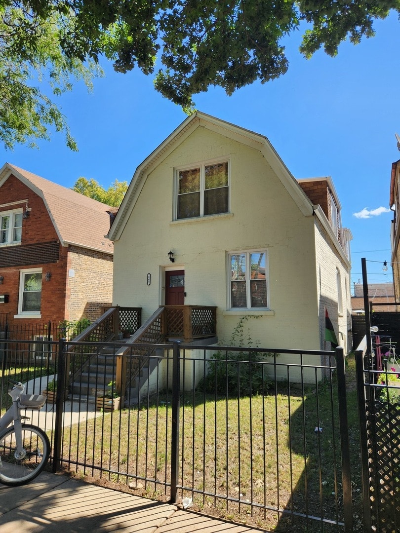 view of front of property with a front yard