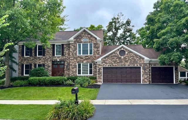 view of front of home featuring a front yard and a garage