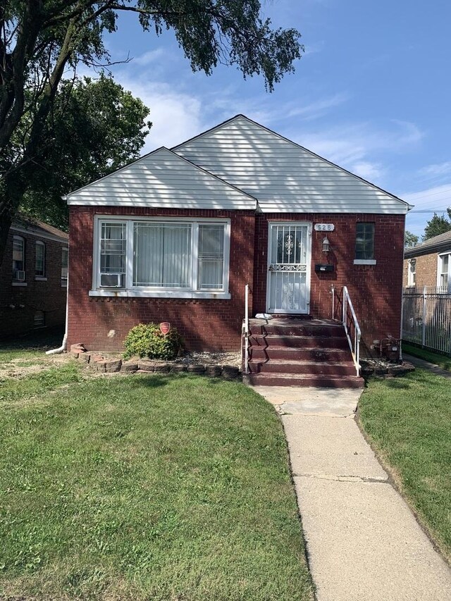 bungalow featuring a front yard