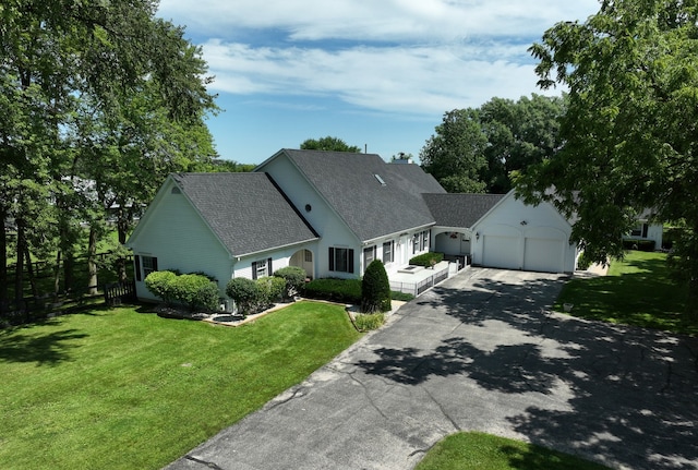 view of front facade featuring a garage and a front yard