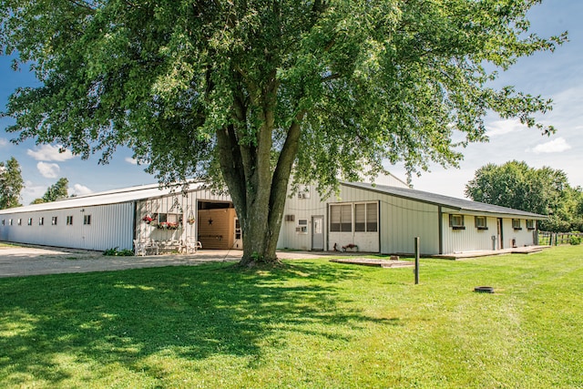 view of front of home with a front lawn, an outdoor structure, and a garage