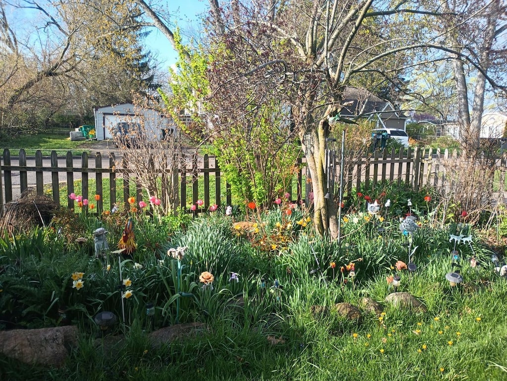 view of yard featuring a garage and an outdoor structure