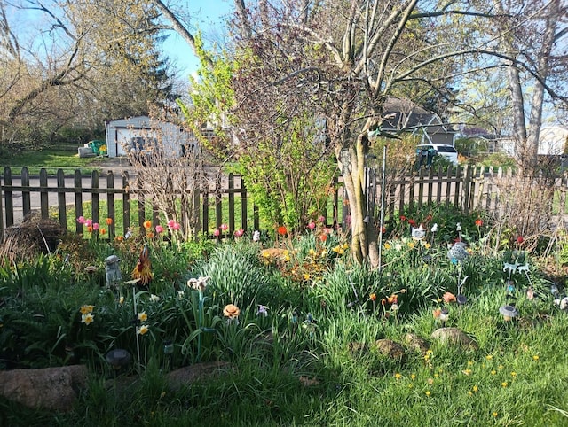 view of yard featuring a garage and an outdoor structure