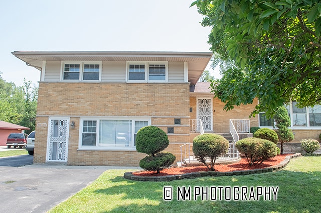 split level home with a front yard