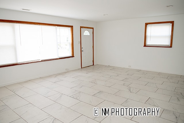 spare room featuring light tile patterned flooring