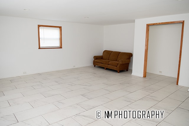 unfurnished room featuring light tile patterned flooring