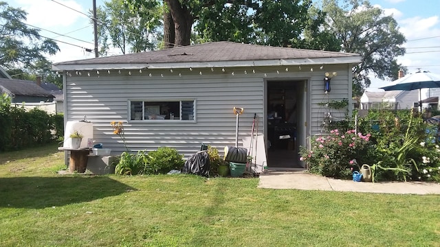 back of house featuring a lawn