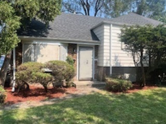 view of front facade featuring a front yard