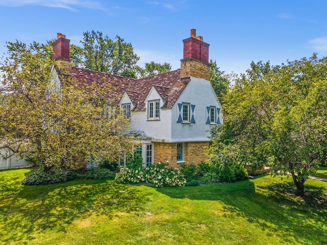 view of front of house featuring a front lawn