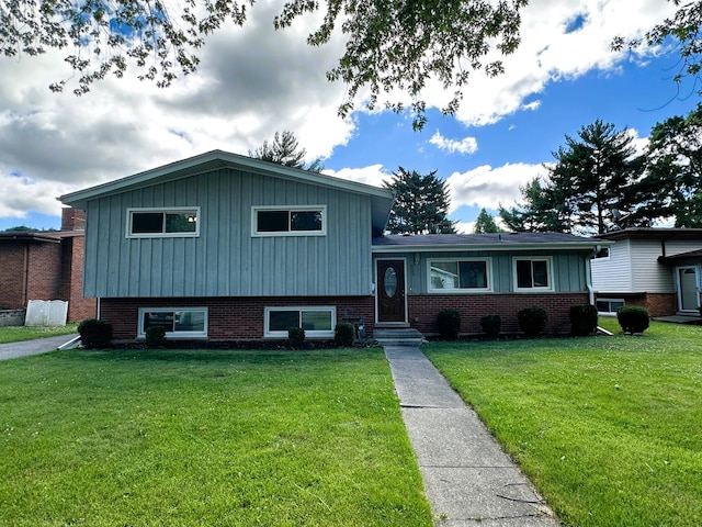 tri-level home featuring a front yard