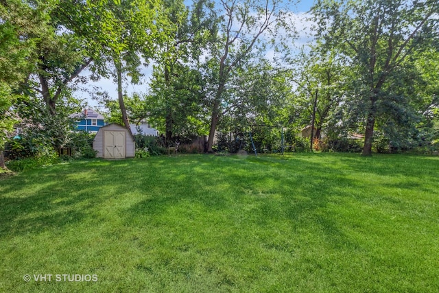 view of yard featuring a storage unit