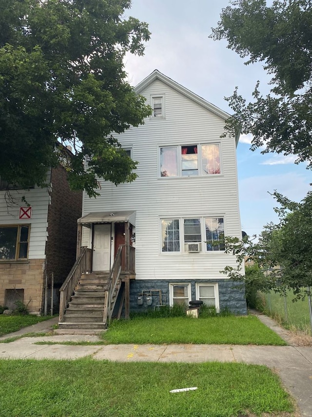 view of front facade featuring a front lawn