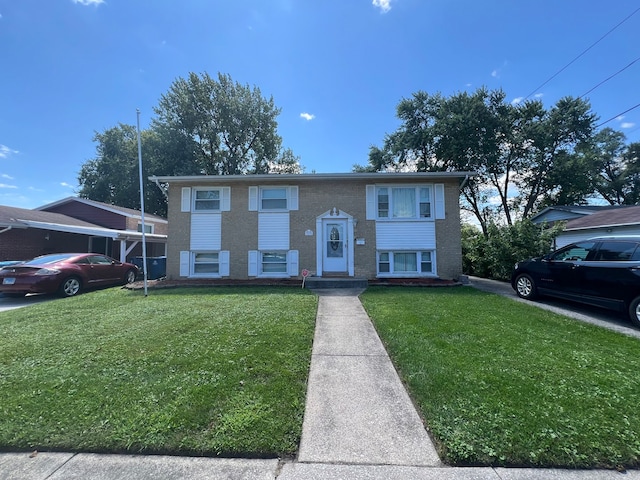 bi-level home featuring a front lawn