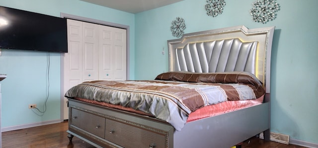 bedroom featuring dark wood-type flooring and a closet