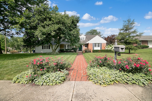 view of front of property with a front yard