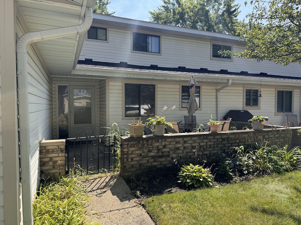 1087 Mohegan Ln, Schaumburg, IL 60193 - view of front of house with a gate and fence