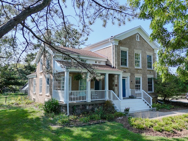 view of front of property featuring a front yard and covered porch