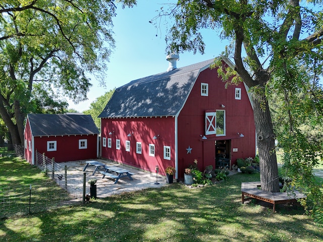 view of outdoor structure with a yard