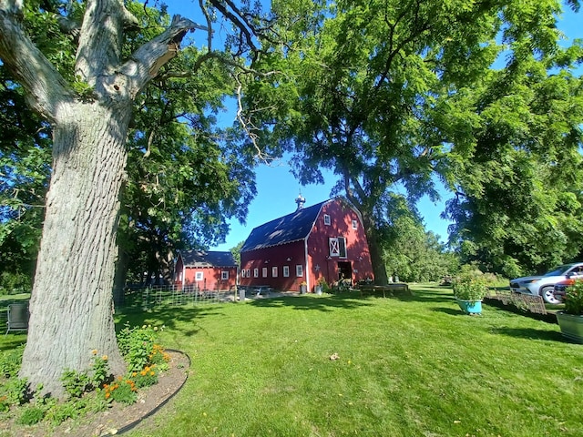 view of yard with an outbuilding