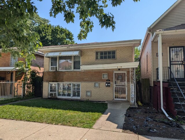 view of front of house featuring a front lawn