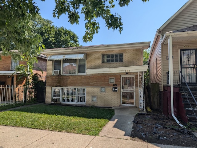 view of front of house featuring a front lawn